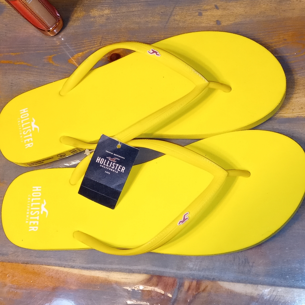 Hollister flip flops